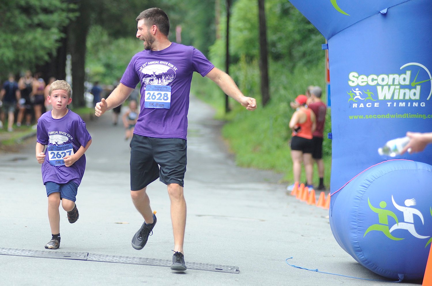 A father’s joy. Seven-year-old Carson Salvatore of Honesdale, PA crossed the finish line one second behind his father, 35-year-old Kyle. In the men’s division, they finished respectively 49th and 50th at 32:55 and 32:56.